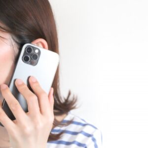 スマホで話す女性の手元