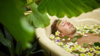 お風呂でリラックスする男性