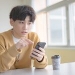 迷う男性