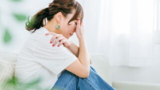 悩む女性