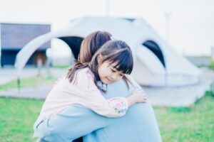 ハグをする母子