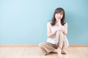 考える女性