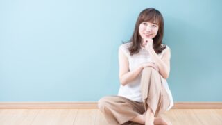 考える女性