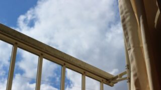 風が吹き込む窓