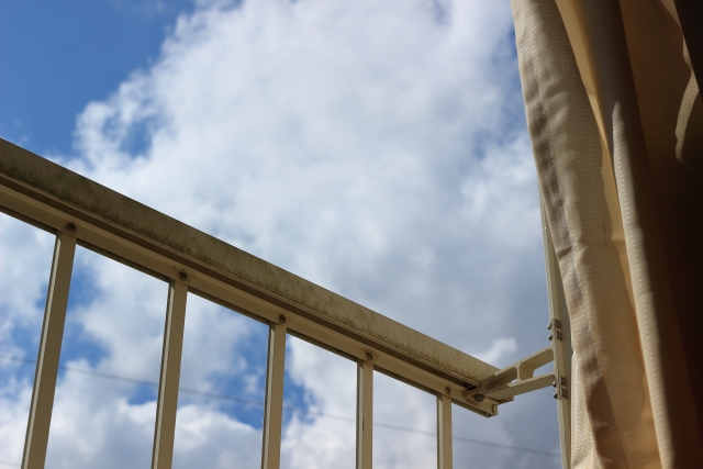 風が吹き込む窓