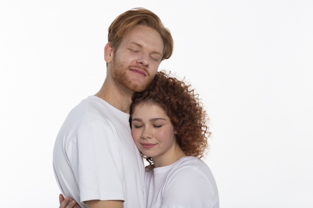 ハグをするカップル