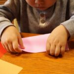 折り紙をする子供