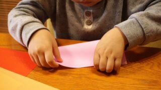 折り紙をする子供