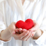 ハートを持つ手