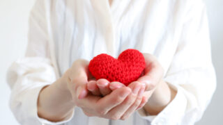ハートを持つ手