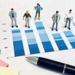 グラフと5人のビジネスパーソン