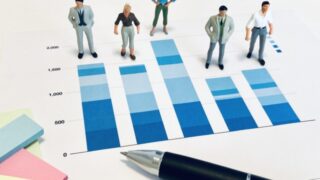 グラフと5人のビジネスパーソン