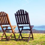 丘の上に並んだ二つの椅子