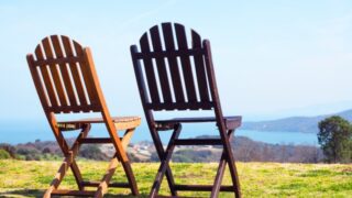 丘の上に並んだ二つの椅子