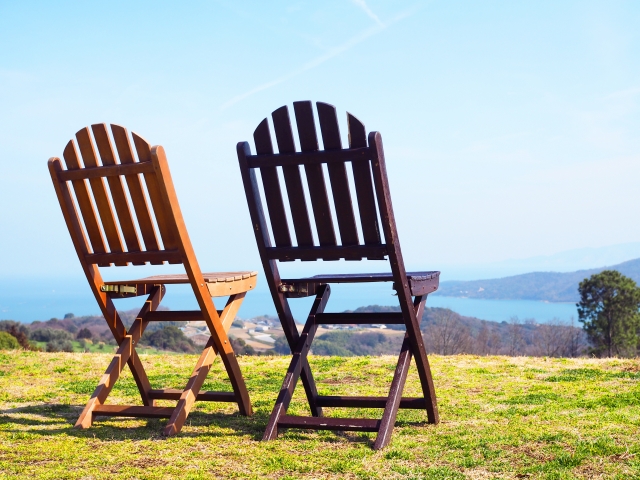 丘の上に並んだ二つの椅子