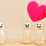 両想いのカップルと祝福する人