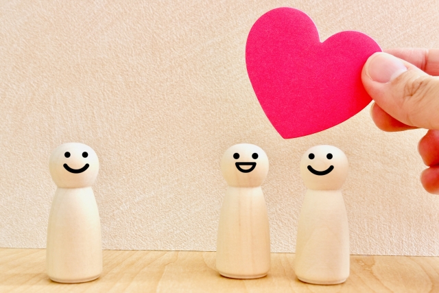 両想いのカップルと祝福する人