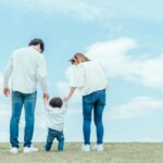 空と家族・ファミリー・赤ちゃん(後ろ姿)