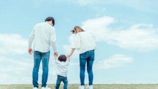 空と家族・ファミリー・赤ちゃん(後ろ姿)