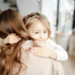 女の子を抱きしめる女性
