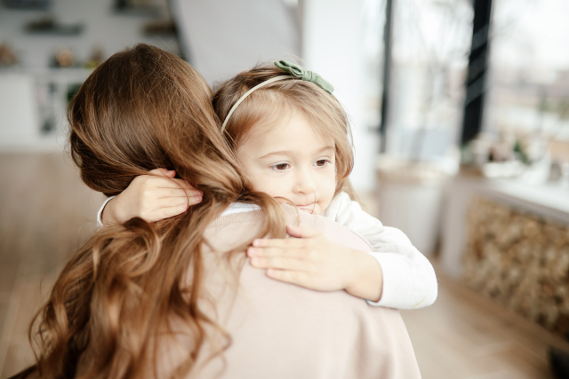 女の子を抱きしめる女性