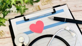 ハートと問診票と聴診器