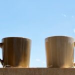 青空と2つのコーヒーカップ