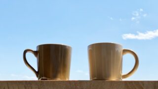 青空と2つのコーヒーカップ