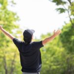 深呼吸する男性