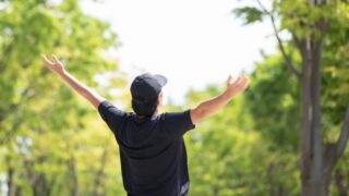 深呼吸する男性