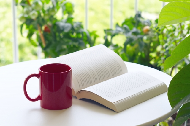 緑のあるベランダで読書