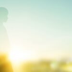 輝く女性シルエットと光の合成