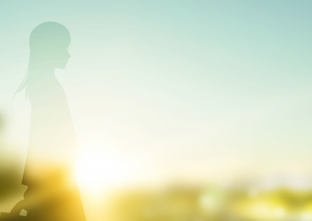 輝く女性シルエットと光の合成