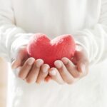 子供と手の平のハート