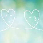 2つの離れたハート悲しみイラストと緑背景