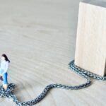 鎖に繋がれた囚われの女性