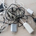 ぐちゃぐちゃに絡まった充電ケーブル