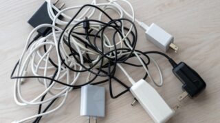 ぐちゃぐちゃに絡まった充電ケーブル