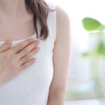 胸に手を当てる女性