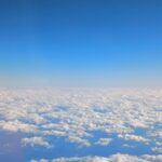 飛行機からの青空