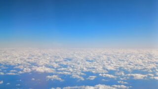 飛行機からの青空