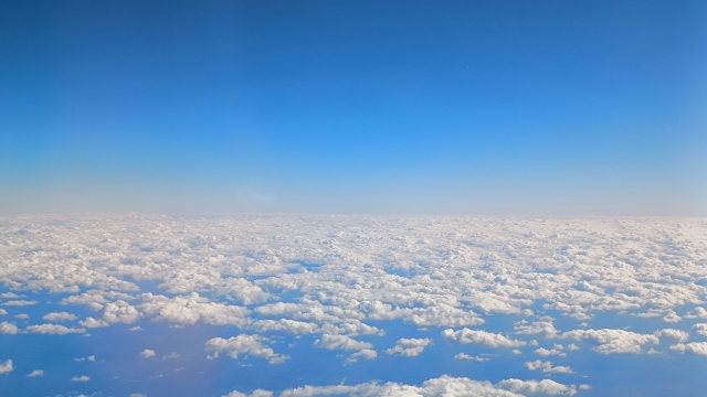 飛行機からの青空