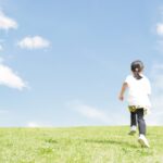 広場を走る子供の後ろ姿