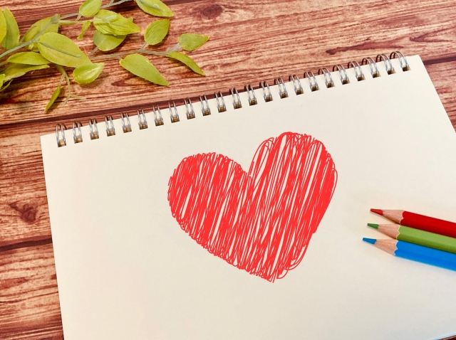 ハートの絵が描かれたスケッチブック