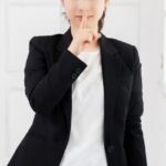 口を隠す若いビジネスウーマン