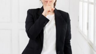 口を隠す若いビジネスウーマン
