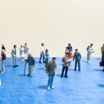 並んで立つさまざまな人のミニチュア人形