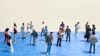 並んで立つさまざまな人のミニチュア人形