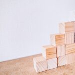 階段状に積み上げられた木製のブロック