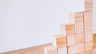 階段状に積み上げられた木製のブロック
